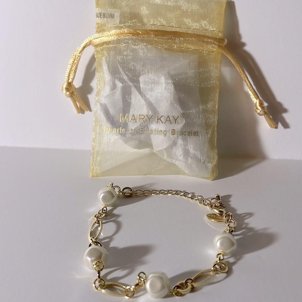 NWT Mary Kay Pearls of Sharing bracelet